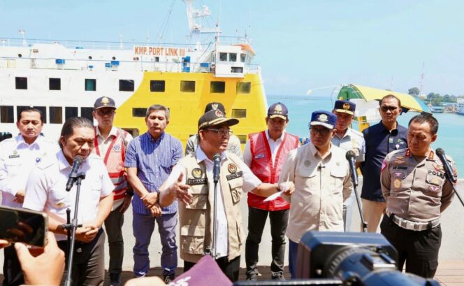 
					Menteri Koordinator Bidang Pembangunan Manusia dan Kebudayaan (Menko PMK) Muhadjir Effendy didamping Menteri Perhubungan Budi Karya Sumadi melakukan inspeksi mendadak di Pelabuhan Merak, Provinsi Banten, Sabtu (23/3/2024). (Foto: SWARAJOMBANG.com/ Anwar Hudijono)