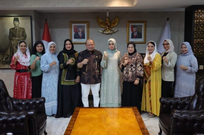 
					AA Lanyalla Mahmud Mattalitti Ketua DPD RI dengan beberapa Senator terpilih pada Pemilu 14 Februari 2024 lalu.(foto: istiewa)