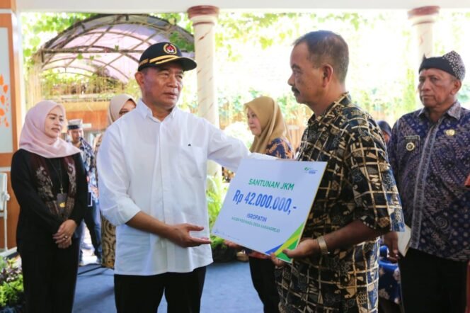 
					Menko PMK, Muhadjir Effendy saat menyerahkan bantuan sosial kepada masyarakat miskin tidak produktif di Banyuwangi, jumat (8/3/2024).  (Foto: SWARAJOMBANG.com/ Anwar Hudijono)