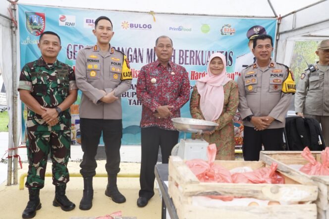 
					Pj Bupati Jombang Sugiat bersama Kapolres Jombang AKBP Eko Bagus Riyadi, Dandim 0814 Letkol Kav Devid Eko Junanto, Kepala Dinas Ketahanan Pangan Kabupaten Jombang Nur Kamalia SKM, M.Si, serta Kepala OPD terkait lainnya untuk turut memantau jalannya pelayanan Gerakan Pangan Murah (foto : Jombangkab)
