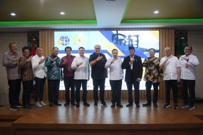 
					Wakil Ketua Komisi II DPR RI Junimart Girsang dalam foto bersama usai memimpin rapat Kunspek Komisi II DPR RI ke Kantor Pertanahan Kabupaten Bekasi, Kabupaten Bekasi, Jawa Barat, Selasa (26/3/2024).(foto : istimewa)