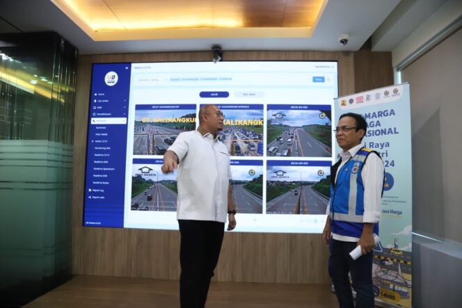 
					Anggota Komisi VI DPR RI Andre Rosiade saat meninjau Tol Trans Jawa di KM 70, Cikampek, Karawang, Jawa Barat, Sabtu (14/4/2024).(foto: istimewa)