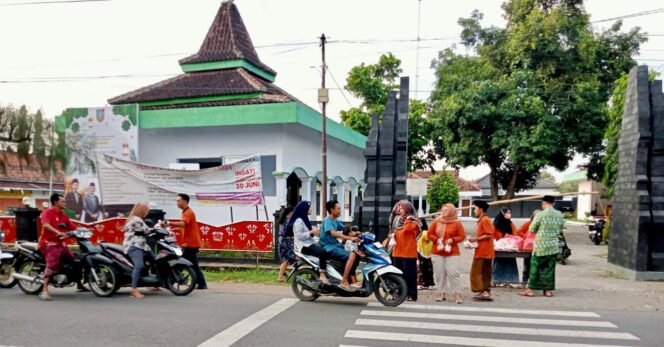 
					Tampak anggota PKD sedang membagikan takjil di jl…. (Foto: SWARAJOMBANG.com/ Muchamad Ridho Alfiyanto)