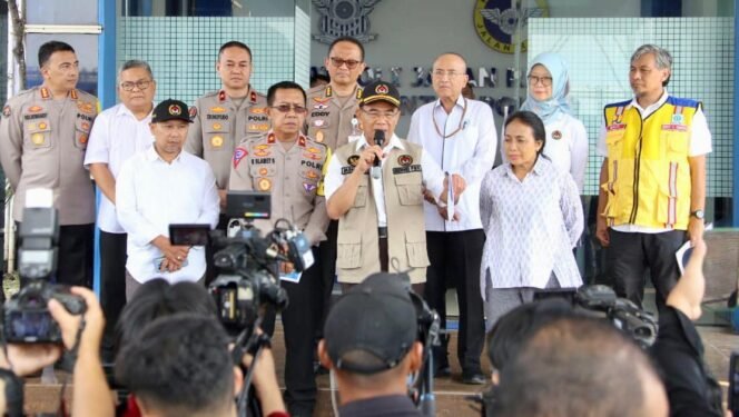 
					Menko PMK, Muhadjir Effendy (tengah bertopi) saat meninjau kesiapan mudik di Command Center PJR Korlantas Polri KM 29, Cikarang, Jawa Barat, Kamis (4/4/2024). (Foto: SWARAJOMBANG.com/ Anwar Hudijono)