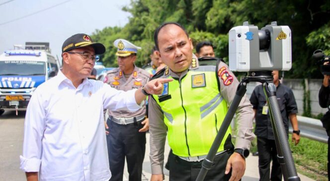 
					Menko PMK, Muhadjir Effendy saat meninjau TKP di Tol Jakarta-Cikampek KM 58, Senin (08/04/2024). (Foto: SWARAJOMBANG.com/ Anwar Hudijono)