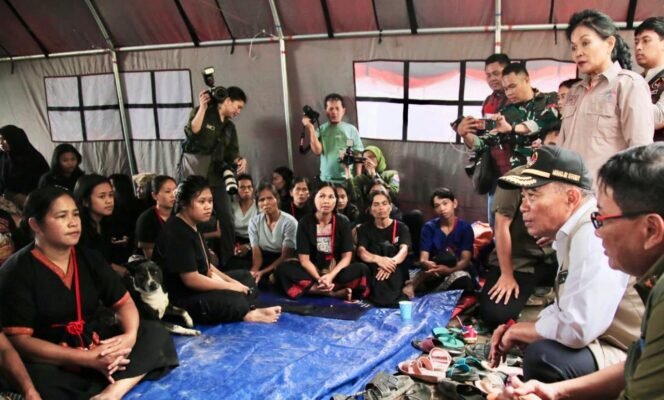 
					Menteri Koordinator Bidang Pembangunan Manusia dan Kebudayaan (Menko PMK) Muhadjir Effendy (hem putih, dukuk) saat dialog dengan korban musibah tanah longsor di Kecamatan Makale dan Makale Selatan, Kabupaten Tana Toraja, Provinsi Sulawesi Selatan, Jumat (19/04/2024) (Foto: SWARAJOMBANG.com/ Anwar Hudijono)