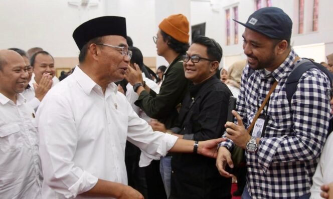 
					Menko PMK Muhadjir Effendy, saat halal bilhalal dengan jajaran pejabat Eselon I dan II, seluruh keluarga besar Kemenko PMK, serta awak media massa, Senin (22/04/2024) (Foto: SWARAJOMBANG.com/ Anwar Hudijono)