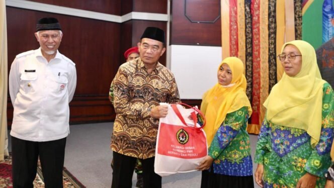 
					Menko PMK didampingi oleh Bupati Benny Dwifa Yuswir, Wakil Bupati H. Iraddatillah, dan jajaran unsur Forkopimda setempat. Adapun bantuan DSP itu senilai Rp. 250.000.000.  Kabupaten Sinjunjung termasuk daerah rawan bencana alam dan non alam, Jumat (26/4/2024). (Foto: SWARAJOMBANG.com/ Anwar Hudijono)