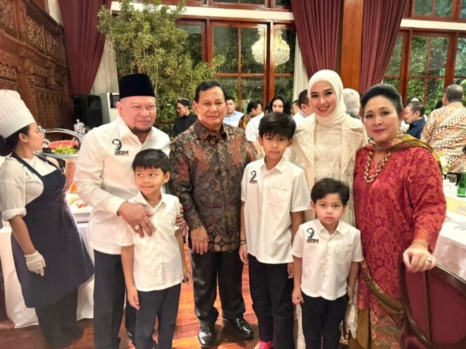 
					AA LaNyalla Mahmud Mattalitti berserta istri dan anak, mendatangi open house di rumah Menteri Pertahanan RI yang juga Presiden Terpilih, Prabowo Subianto di Jalan Kertanegara 4, Kebayoran Baru, Jakarta Selatan.(foto: istimewa)