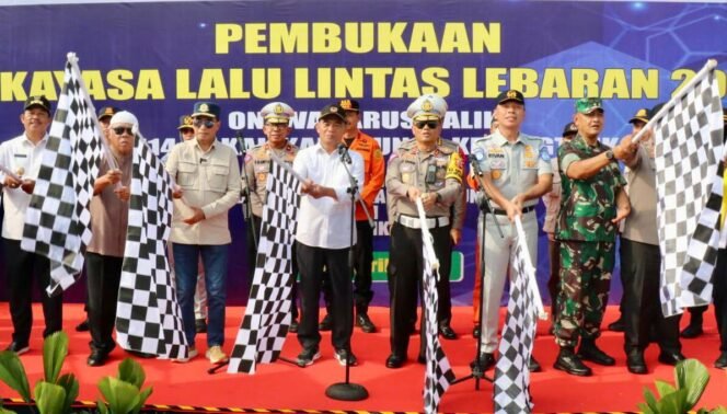 
					Menteri Koordinator Bidang Pembangunan Manusia dan Kebudayaan (Menko PMK) Muhadjir Effendy (tengah, hem putih) saat membuka secara resmi penerapan rekayasa arus lalu lintas skema satu arah atau one way di Gerbang Tol Kalikangkung, Provinsi Jawa Tengah, pada Sabtu (13/4/2024). (Foto: SWARAJOMBANG.com/ Anwar Hudijono)