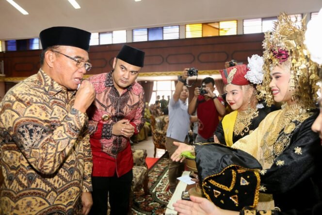 
					Menko PMK pada kegiatan Puncak HKB Tahun 2024 yang diselenggarakan di Provinsi Sumatera Barat, Jumat (26/04/2024). (Foto: SWARAJOMBANG.com/ Anwar Hudijono)