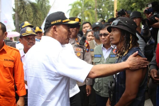
					Menteri Koordinator Bidang Pembangunan Manusia dan Kebudayaan (Menko PMK) Muhadjir Effendy saat meninjau langsung arus mudik di Pelabuhan Tanjung Jangkar, Kabupaten Situbondo, Jawa Timur pada Sabtu (06/04/2024).  (Foto: SWARAJOMBANG.com/ Anwar Hudijono)