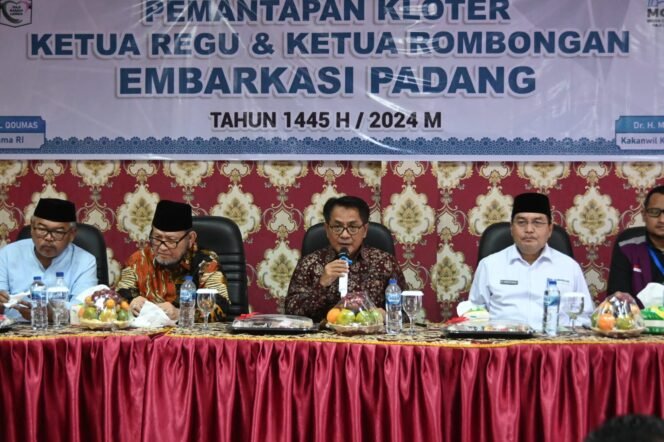 
					Anggota Komisi VIII DPR RI John Kenedy Azis, meninjau Embarkasi Kota Padang, Sumatera Barat, Rabu (22/5/2024). (Foto: Istimewa)