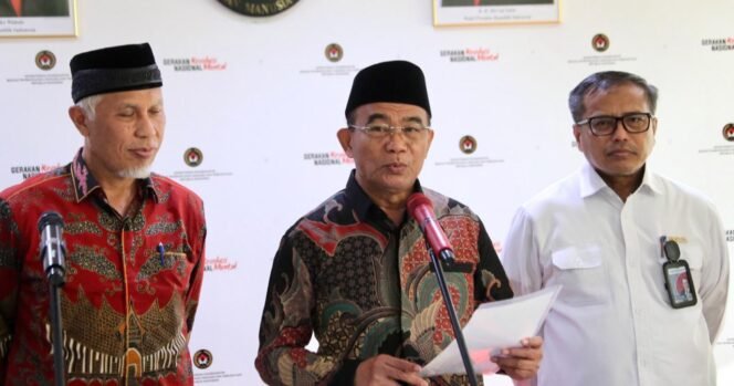 
					Menko PMK, Muhadjir Effendy (tengah). (Foto: SWARAJOMBANG.com/ Anwar Hudijono)