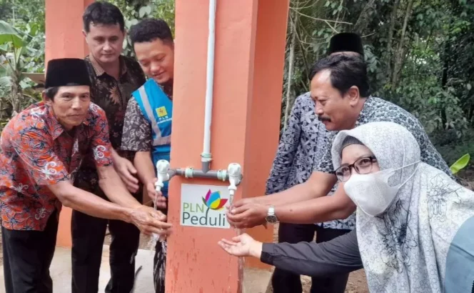 
					PLN melalui Program Tanggung Jawab Sosial dan Lingkungan (TJSL) melaksanakan simbolis penyerahan bantuan air bersih di Kec. Malingping, Kab. Lebak, Banten berupa pembuatan sumur. (Foto: Istimewa)