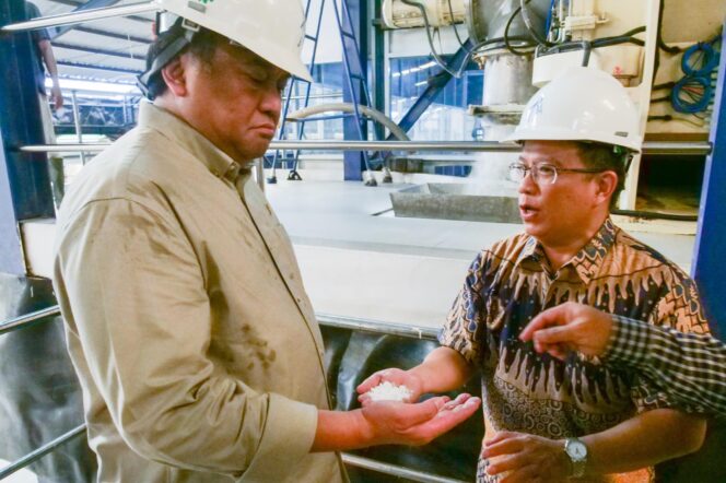 
					Wakil Ketua DPR RI Rachmad Gobel, saat mengunjungi pabrik pembuatan tepung singkong atau tapioka di Pangkal Pinang, Bangka Belitung, Kamis (22/5/2024). (Foto: Istimewa)