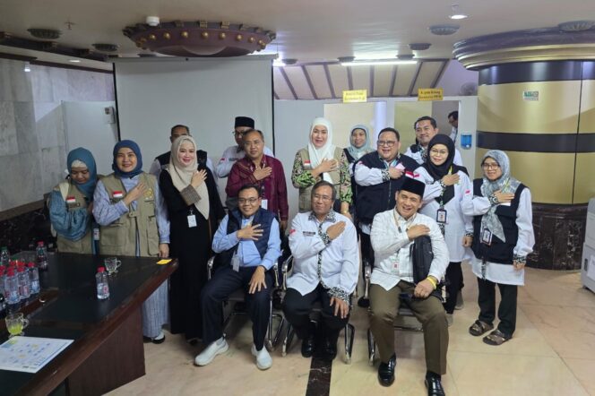
					Anggota Tim Pengawas Haji DPR RI Saleh Partaonan Daulay bersama tim saat melakukan pengawasan haji 2024 terkait fasilitas kesehatan di Mekkah, Arab Saudi, Selasa (11/6/2024).(Foto: Istimewa)