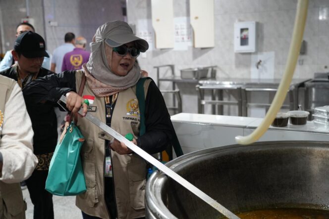 
					Anggota Timwas Haji DPR, Luluk Nur Hamidah saat melakukan inspeksi ke salah satu perusahaan katering di Madinah, Sabtu (8/6/2024). (Foto: Istimewa)