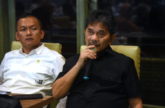 
					Anggota Komisi VII DPR RI Nasril Bahar saat mengikuti pertemuan Tim Komisi VII dalam Kunjungan Kerja Spesifik ke Balikpapan, Kalimantan Timur, Kamis, (20/06/2024).(Foto: Istimewa)