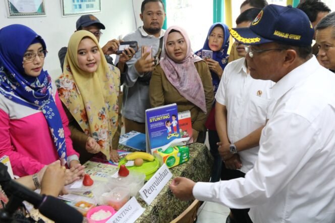 
					Menko PMK, Muhadjir Effendy tampak sedang berbincang dengan ibu-ibu di Posyandu Vitaka. (Foto: SWARAJOMBANG.com/ Anwar Hudijono)