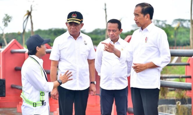 
					Presiden Joko Widodo didampingi Menteri Koordinator Bidang Pembangunan Manusia dan Kebudayaan (Menko PMK) Muhadjir Effendy dan Menteri Investasi Bahlil Lahadilia meninjau  Ibu Kota Negara (IKN), Provinsi Kalimantan Timur, pada Selasa (04/06/2024). (Foto: SWARAJOMBANG.com/ Anwar Hudijono)