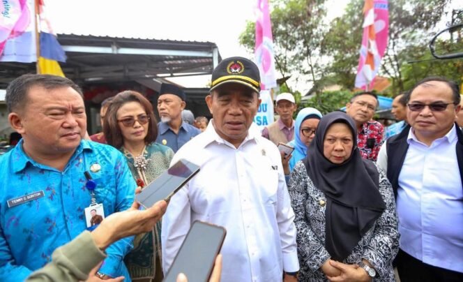 
					Menteri Koordinator Bidang Pembangunan Manusia dan Kebudayaan (Menko PMK) Muhadjir Effendy meninjau proses Pengukuran dan Intervensi Serentak Pencegahan Stunting, di Posyandu Angkasa, Kelurahan Birobuli Utara, Kecamatan Palu Selatan, Kota Palu, Sulawesi Tengah, pada Jumat (14/6/2024). ( Foto: SWARAJOMBANG.com/ Anwar Hudijono)