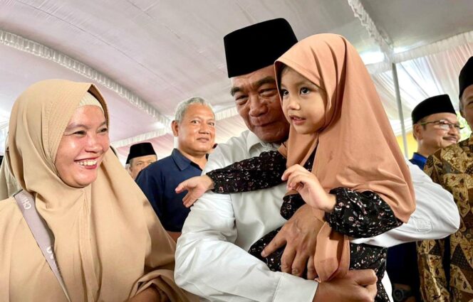 
					Menko PMK, Muhadjir Effendy saat menghadiri Milad dan Haflah Akhirussanah Pondok Pesantren Ar Roudhotul Ilmiyah yang berlokasi di  Kertosono, Kabupaten Nganjuk, Jatim, pada Sabtu (15/6/2024). (Foto: SWARAJOMBANG.com/ Anwar Hudijono)