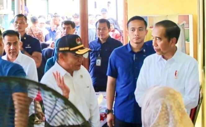
					Menteri Koordinator Bidang Pembangunan Manusia dan Kebudayaan (Menko PMK) mendampingi Presiden Joko Widodo meninjau langsung kegiatan Pengukuran dan Intervensi Serentak Pencegahan Stunting di Kota Bogor dan Jakarta Selatan pada Selasa (11/6/2024). (Foto: SWARAJOMBANG.com/ Anwar Hudijono)