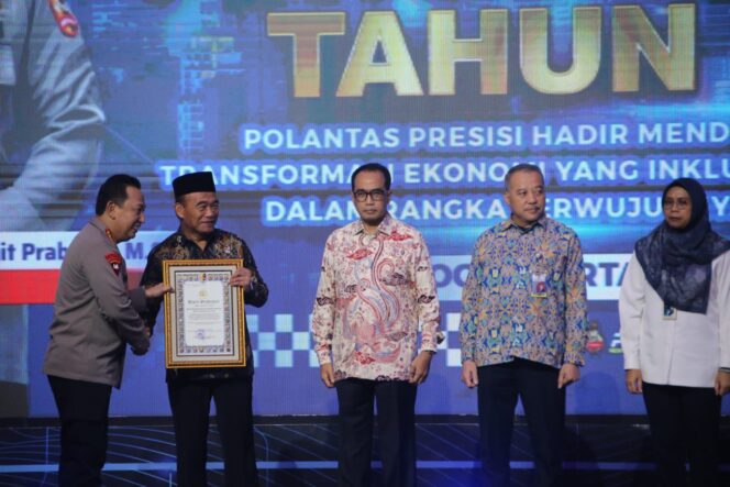 
					Menko PMK Terima Penghargaan dari Korlantas Polri, Sukses Koordinasikan Mudik Lebaran 2024