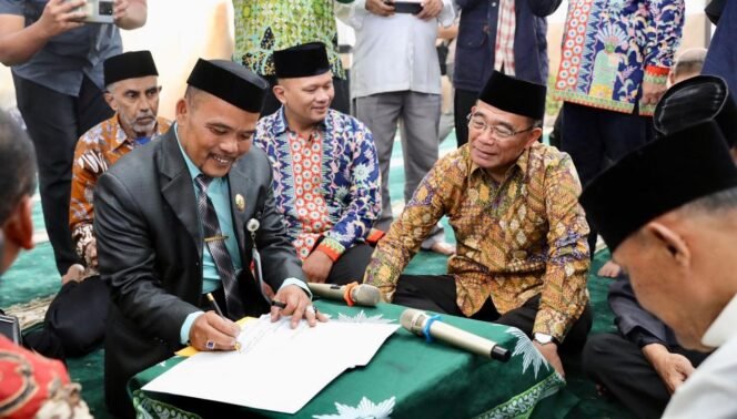 
					Menteri Koordinator Bidang Pembangunan Manusia dan Kebudayaan (Menko PMK) Muhadjir Effendy saat menjadi saksi pada kegiatan nikah bersama gratis, yang diselenggarakan oleh Pimpinan Daerah Muhammadiyah (PDM) Jakarta Barat, dan Masjid Raya Muhammadiyah Uswatun Hasanah, di Jakarta Barat, pada Sabtu (8/6/2024). (Foto: SWARAJOMBANG.com/ Anwar Hudijono)