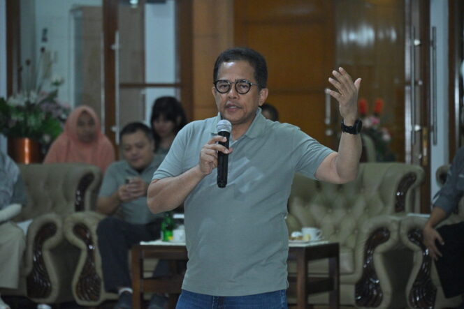
					Sekretaris Jenderal DPR RI Indra Iskandar saat membuka sosialisasi Pusbangkom dengan para Mahasiswa Kampus Merdeka Magang di Rumah Rakyat di Wisma Griya Sabha DPR RI, Kamis (6/6/2024).(Foto: Istimewa)