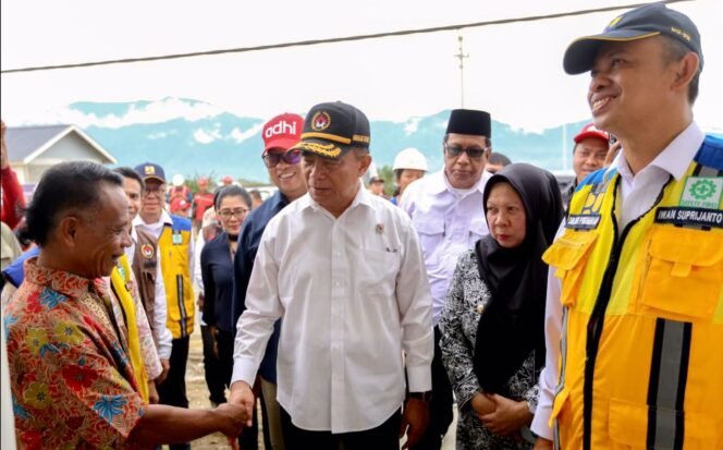 
					Menteri Koordinator Bidang Pembangunan Manusia dan Kebudayaan (Menko PMK) Muhadjir Effendy menyerahkan kunci Hunian Tetap (Huntap) Tondo II untuk warga terdampak bencana gempa bumi dan likuifkasi Sulawesi Tengah, di Kelurahan Tondo, Kecamatan Mantikulore, Kota Palu, pada Jumat (14/6/2024). (Foto: SWARAJOMBANG.com/ Anwar Hudijono)