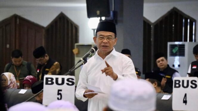 
					Menteri Koordinator Bidang Pembangunan Manusia dan Kebudayaan (Menko PMK) Muhadjir Effendy menyambut kepulangan Kloter Pertama Jamaah Haji Indonesia Debarkasi Jakarta yang telah tiba di Asrama Haji Pondok Gede, Jakarta Timur, pada Minggu (23/06/2024) dini hari. (Foto: SWARAJOMBANG.com/ Anwar Hudijono)