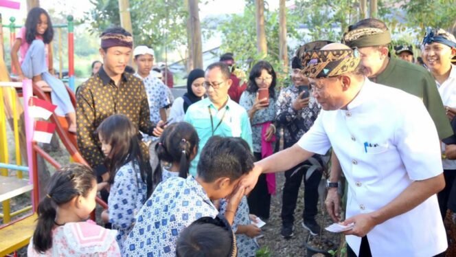 
					Menko PMK Muhadjir Effendy saat menghadiri kegiatan launching Gerakan Nasional Indonesia Tertib dan Indonesia Bersatu 