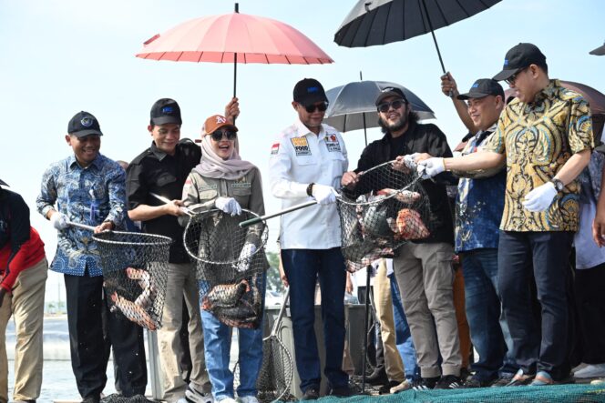 
					Anggota Komisi IV DPR RI Ono Surono beserta Tim Kunspek yang dipimpin Wakil Ketua Komisi IV DPR RI Anggia Erma Rini saat ke Modeling Budidaya Ikan Nila Salin, Karawang, Jawa Barat, Jumat (21/06/2024).(Foro: Istimewa)