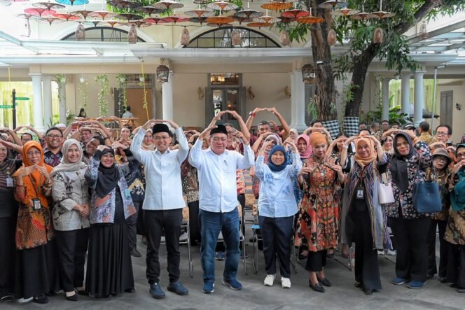 
					Anggota Komisi VIII DPR RI Endang Maria dalam foto bersama disela-sela Kunjungan Kerja Reses Komisi VIII DPR RI ke kota Surakarta, Jawa Tengah.(Foto: Istimewa)