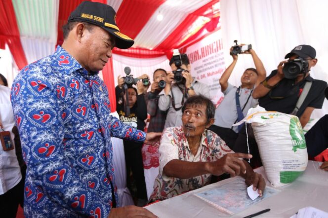 
					Menko Muhadjir Blusukan Cek Penyaluran Bantuan Beras CPP