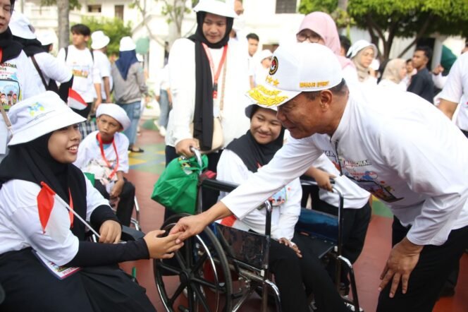 
					Menko PMK, Muhadjir Effendy bersama ibu-ibu.

(Foto: SWARAJOMBANG.com/ Anwar Hudijono)