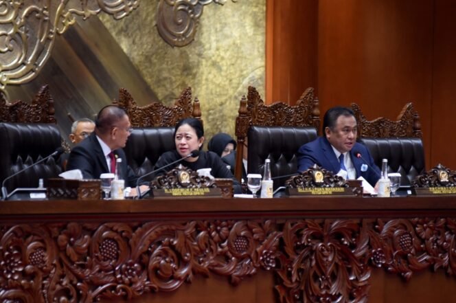 
					Wakil Ketua DPR RI Rachmat Gobel (kanan) saat memimpin Rapat Paripurna DPR RI di Gedung DPR RI, Jakarta, Kamis (4/7/2024).(Foto: Istimewa)