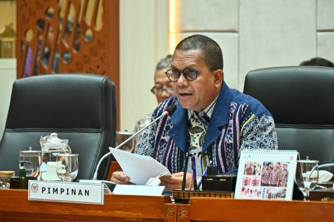 
					Wakil Ketua Komisi IX DPR RI Emanuel Melkiades Laka Lena saat memimpin RDP dengan Dewan Pengawas dan Direktur Utama BPJS Ketenagakerjaan di Gedung Nusantara I, Senayan, Jakarta, Selasa (2/7/2024). (Foto: istimewa)