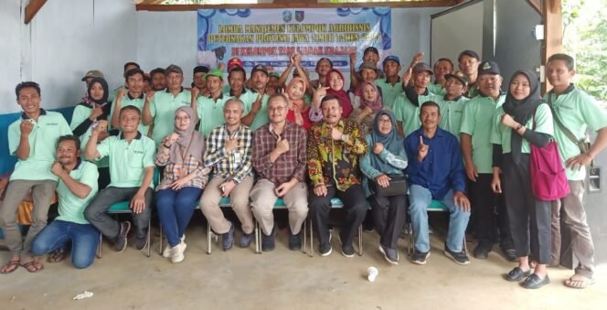 
					Kepala Dinas Peternakan Jombang, Agus Susilo Sugioto bersama Kempompok Tani Jarak Krajan Wonosalam, Jombang. (Foto: Istimewa)