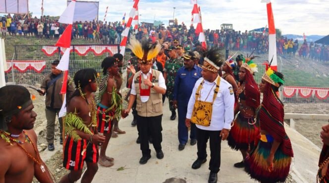 
					Menko PMK, Muhadjir Effendy (mengenakan rompi coklat) saat kunjungan di Kabupaten Puncak, Papua Tengah, (7/8/2024). (Foto: SWARAJOMBANG.com/ Anwar Hudijono)
