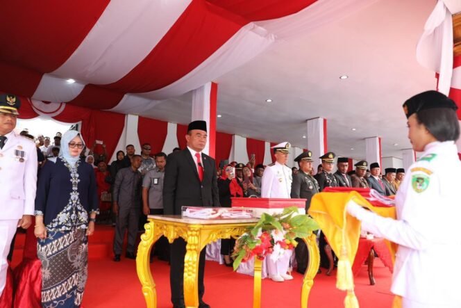 
					Menko PMK, Muhadjir Effendy saat menjadi inspektur upacara 17 Agustus di kota Tual. (Foto: SWARAJOMBANG.com/ Anwar Hudijono)