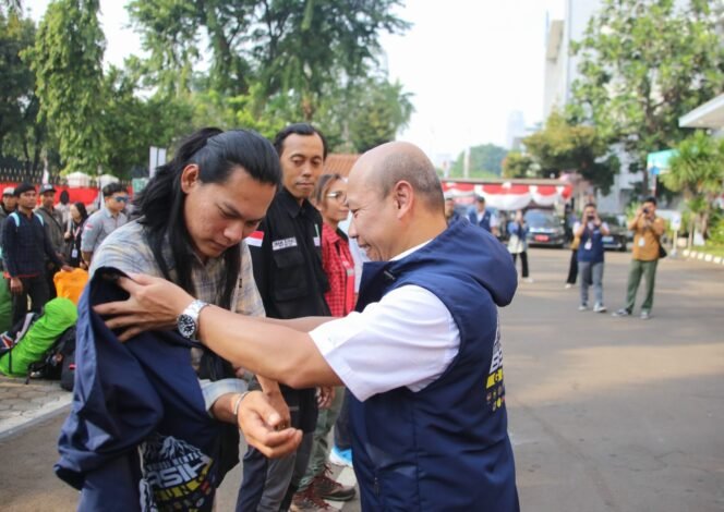 
					Deputi Bidang Koordinasi Revolusi Mental, Pemajuan Kebudayaan dan Prestasi Olahraga Kementerian Koordinator Bidang Pembangunan Manusia dan Kebudayaan (Kemenko PMK) Warsito saat melepas relawan aksi bersih Gunung Prau dan kawasan wisata Dieng, di Kantor Kemenko PMK, pada Selasa (27/8/2024). (Foto: SWARAJOMBANG.com/ Anwar Hudijono)