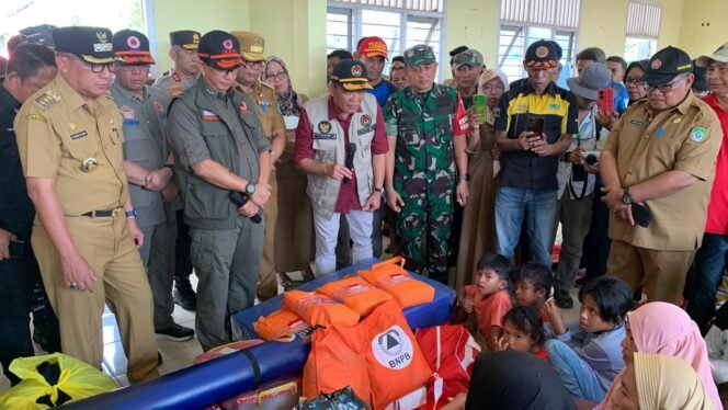 
					Menko PMK, Muhadjir Effendy saat meninjau lokasi terdampak banjir bandang di Kelurahan Ternate, Maluku Utara, Selasa (27/08/2024). (Foto: SWARAJOMBANG.com/ Anwar Hudijono)