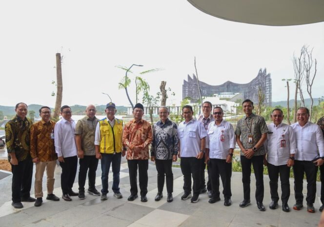 
					Menko PMK, Muhadjir Effendy (tengah, batik coklat) bersama sejumlah pejabat dengan latar belakang kantor IKN (Foto: SWARAJOMBANG.com/ Anwar Hudijono)