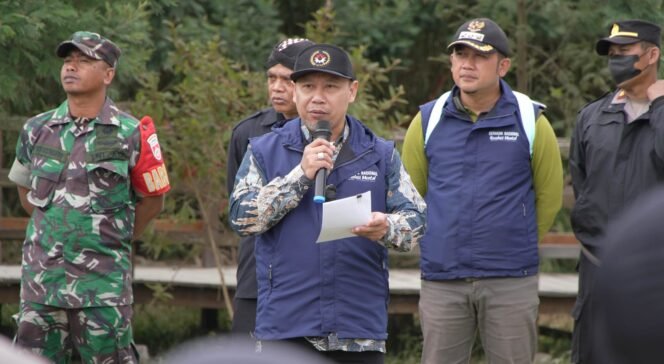 
					Deputi Bidang Revolusi Mental Kemenko PMK, Warsito (memegang mikrofon). (Foto: SWARAJOMBANG.com/ Anwar Hudijono)