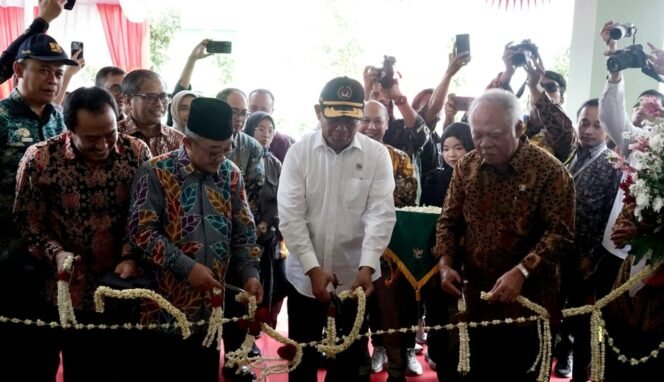 
					Menko PMK, Muhadjir Effendy didampingi Menteri PUPR Basuki Hadimuljono saat meresmikan Rusunawa di kawasan Universitas Muhammadiyah Jakarta (UMJ), Jumat (30/08/2024). (Foto: SWARAJOMVANG.com/ Anwar Hudijono)