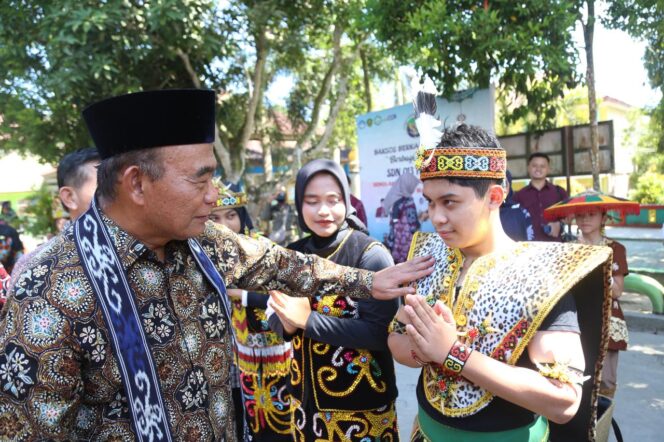 
					Menko PMK, Muhadjir Effendy saat berkunjung ke Kabupaten Paser, Kalimantan Timur, Jumat (13/09/2024). (Foto: SWARAJOMBANG.com/ Anwar Hudijono)