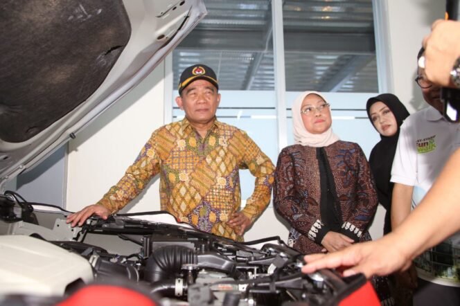 
					 Menteri Koordinator Bidang Pembangunan Manusia dan Kebudayaan (Menko PMK) Muhadjir Effendy saat meresmikan SMK Asy-Syarif Mitra Industri Mojokerto, Minggu (15/09/2024). (Foto: SWARAJOMBANG.com/ Anwar Hudijono)